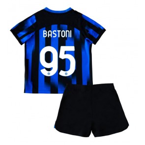 Inter Milan Alessandro Bastoni #95 Replika Babytøj Hjemmebanesæt Børn 2023-24 Kortærmet (+ Korte bukser)